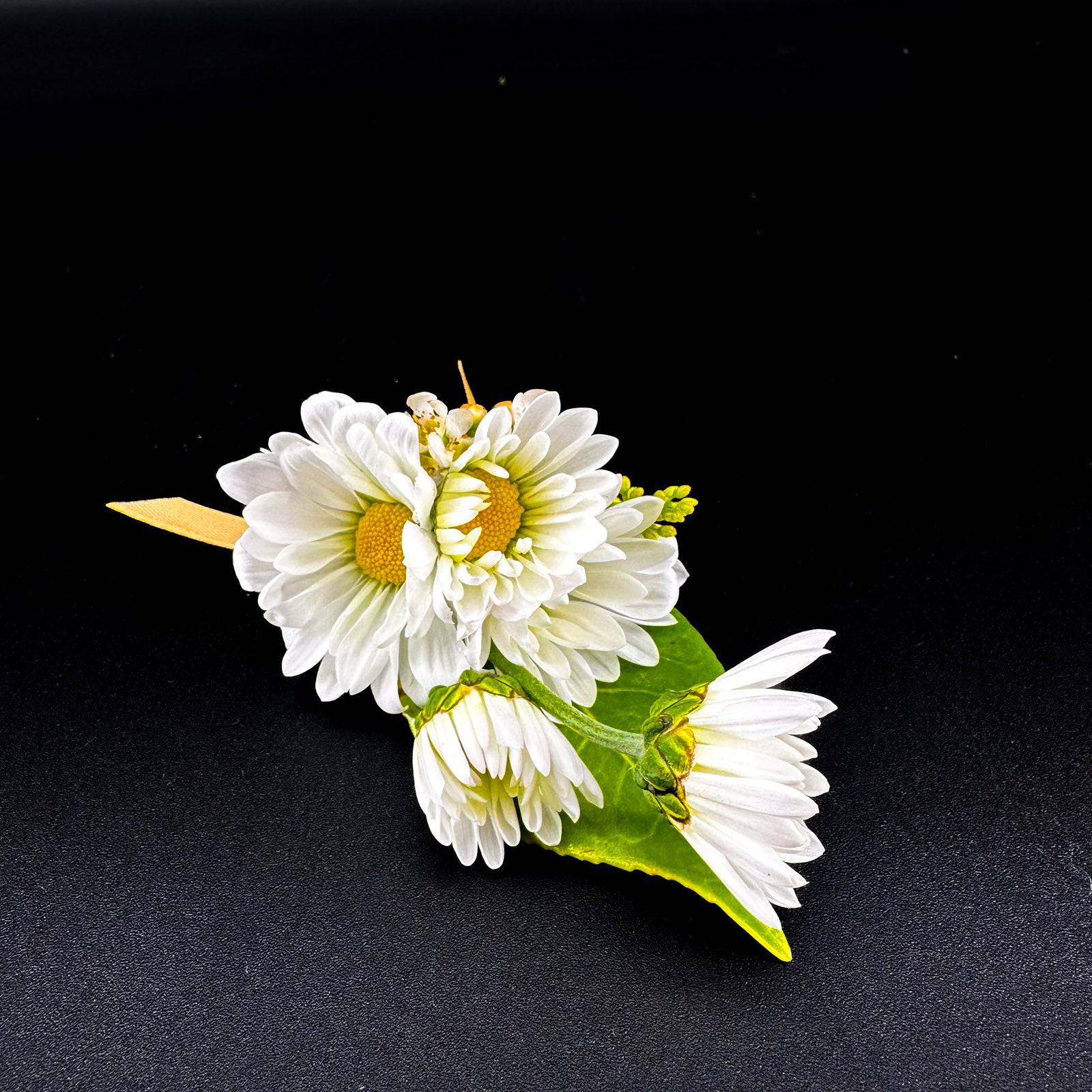 Daisy Boutonniere "Spring Muse" - Flowers Valley Shop